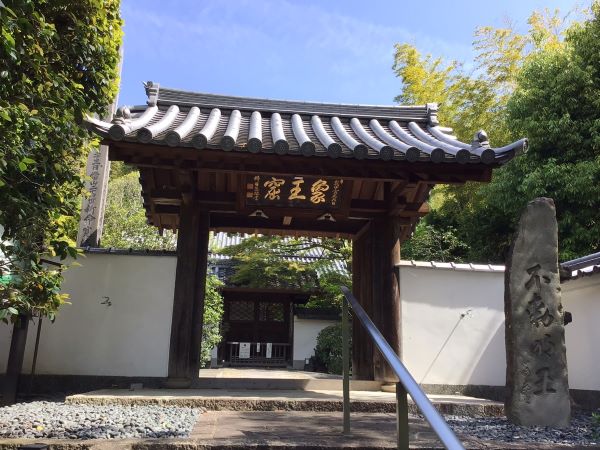 伊勢寺の山門