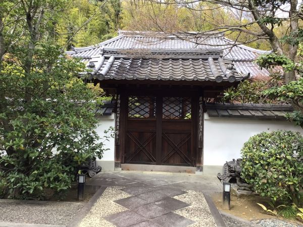 伊勢寺の中雀門